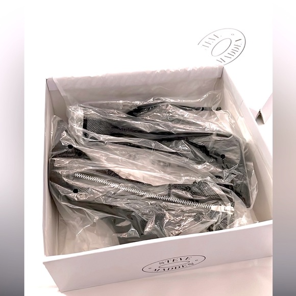 ⭐️STEVE MADDEN⭐️ SOLD OUT EVERYWHERE “MIXER”BLACK ANKLE BOOTES SIZE: 7.5 - Picture 14 of 16